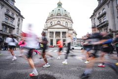 Løbere passerer Marmorkirken i Frederiksstaden