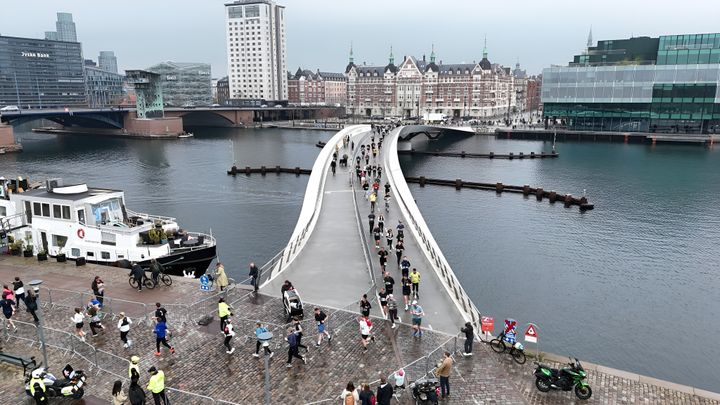 Dronefoto af løbere på Lille Langebro over Københavns havn