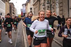 Smilende løbere med startnumre løber gennem Bredgade