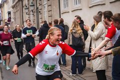 Tilskuere giver løbere high five i Bredgade