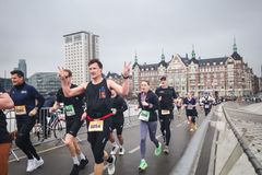 Løbere jubler på broen over havnen i København
