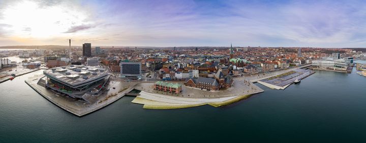 Dronefoto af Aarhus' bymidte og havn set fra øst