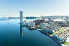 Dronefoto af Aarhus Ø med Lighthouse-tårnet og havnen