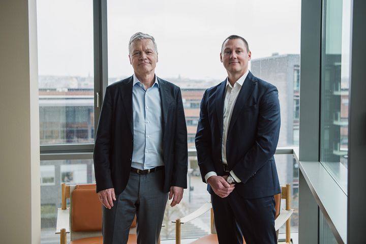 Mads Skaaning (til højre) overtager posten som investeringsdirektør i PKA efter Michael Nellemann, der går på pensions.