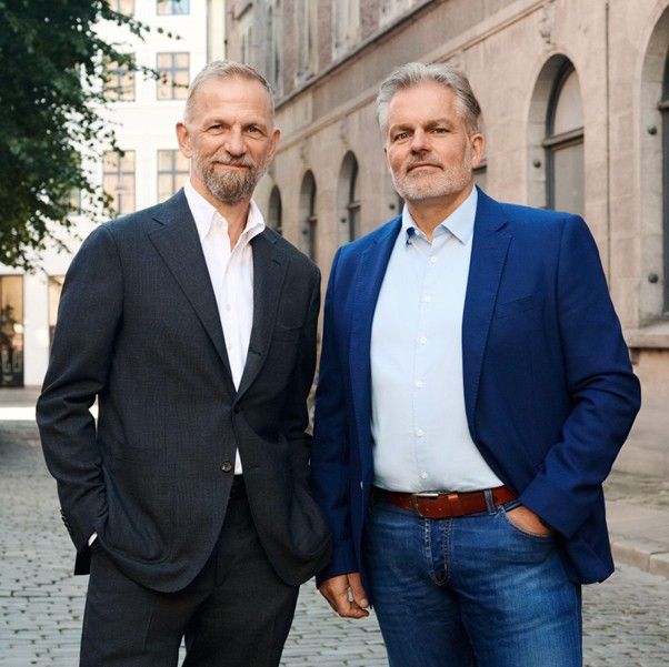 Berlingske Medias koncernchef Anders Krab-Johansen (tv.) og JFM’s administrerende direktør Jesper Rosener.