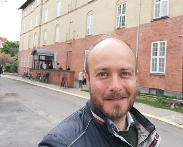 På billedet ses politiker Rasmus Steenberger stå foran bygningerne på Sundholm