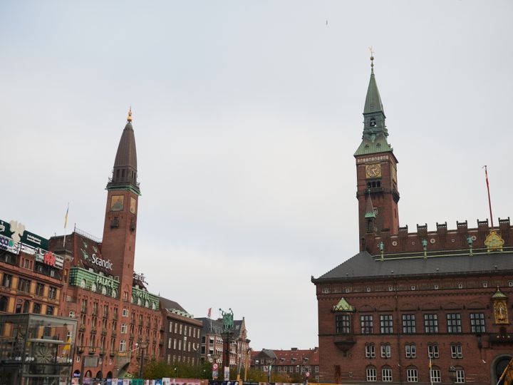 På billedet kan man se Københavns Rådhus med rådhustårnet og bygningen med Scandix Hotellet