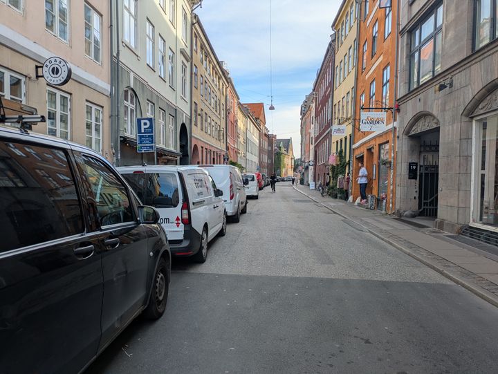 Parkeringspladser i gadeplan. Indre by i København.