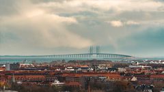 Billedet viser Øresundsbroen oppefra og illustrerer, at artiklen handler om Øresundsmotorvejen