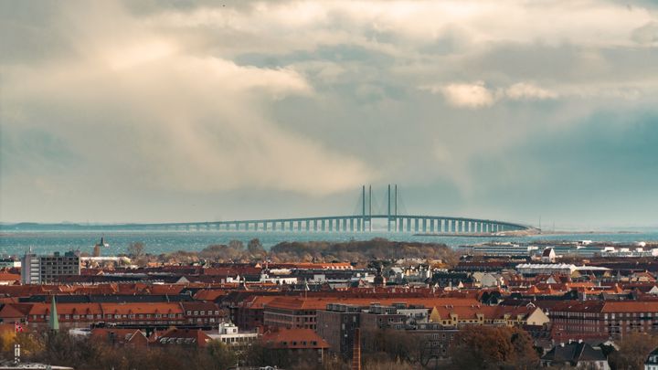 Billedet viser Øresundsbroen oppefra og illustrerer, at artiklen handler om Øresundsmotorvejen