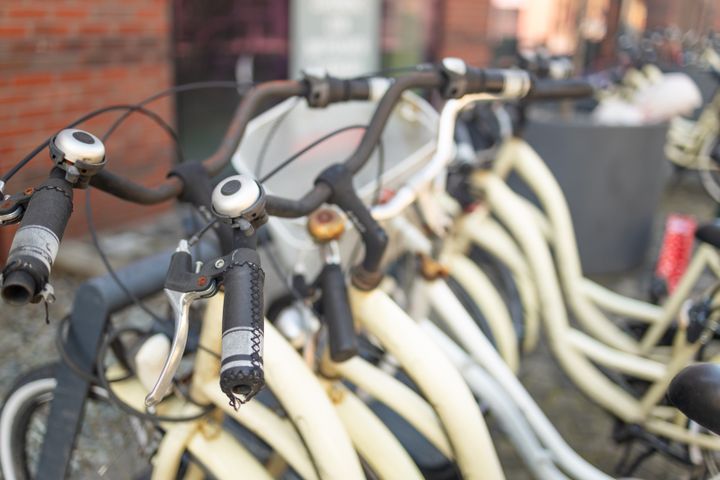 Billede af cykler, der fylder i gadebilledet