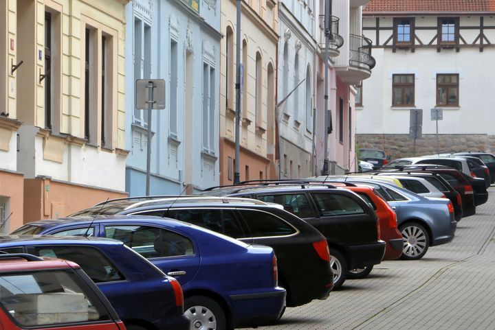 Parkerede biler i en storby
