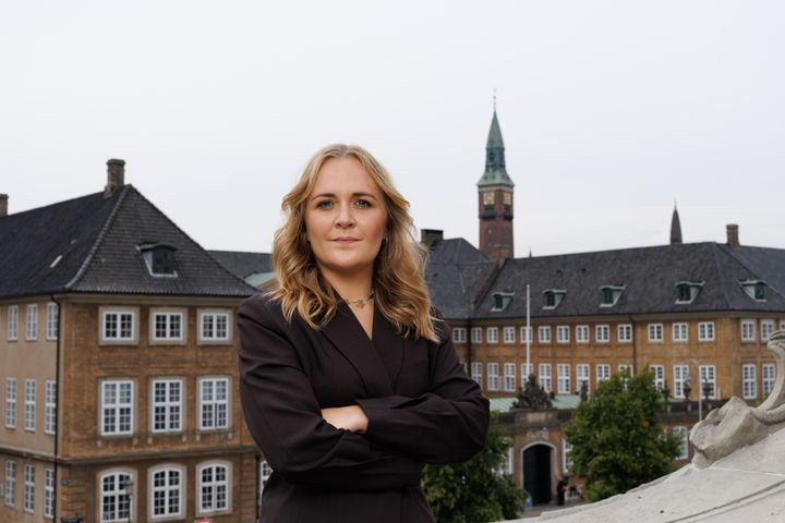 Billedet forestiller Karoline Lindgaard foran Rådhuset