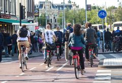 Billedet forestiller  en masse cyklister på en cykelsti