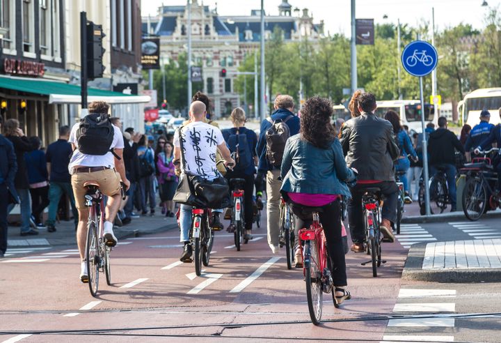 Billedet forestiller  en masse cyklister på en cykelsti