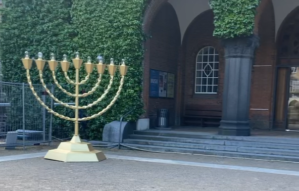 Billede af Chanukkah lysestage foran Dansk Jødisk Museum