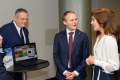 H.M. Dronning Mary spørger nysgerrigt ind til Tveskaeg-teknologiens anvendelser inden for lithium i Australien. (På billedet, til venstre: Jens Holst Nielsen, Dansk Industri; i midten: Martin Mindorf, CCO NanoNord A/S; til højre: H.M. Dronningen). Foto: Udenrigsministeriet.