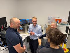 ElectraLith medarbejdere lærer mere om deres Tveskaeg-instrumenter og yderligere anvendelsesmuligheder – “Hilda” og “Forky” kan ses i baggrunden. (På billedet: til venstre, Damien Edwards, VP Engineering, ElectraLith; i midten: Martin Mindorf, CCO NanoNord A/S)