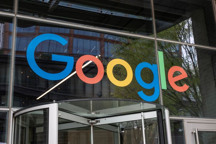 Google-logo på en kontorbygning.