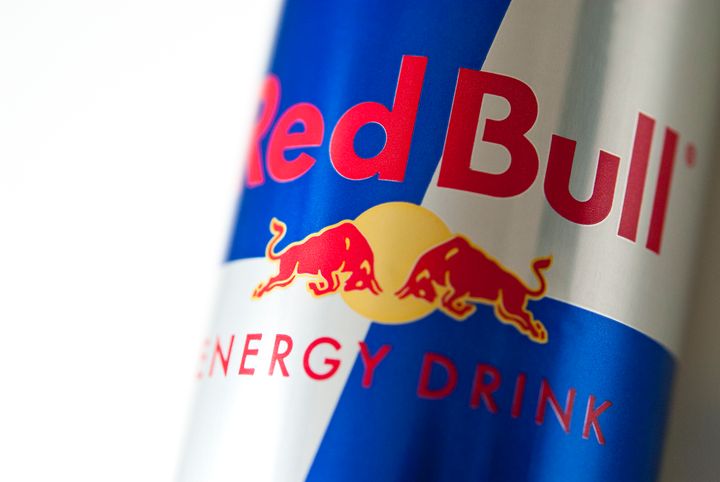 Nærbillede af en Red Bull-energidrikdåse.