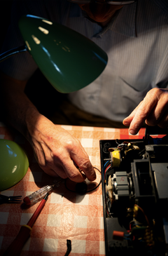 For at sætte fokus på genbrug og reparation rykker flere pop-up repair-caféer ud mange steder i landet i forbindelse med Klimahandledagen 2026