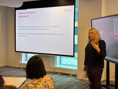 Birgitte Sofia Horsten, direktør i Dansk Center for Familier & Sorg, ved workshop om sorg på arbejdspladsen hos Kommuneqarfik Sermersooq.