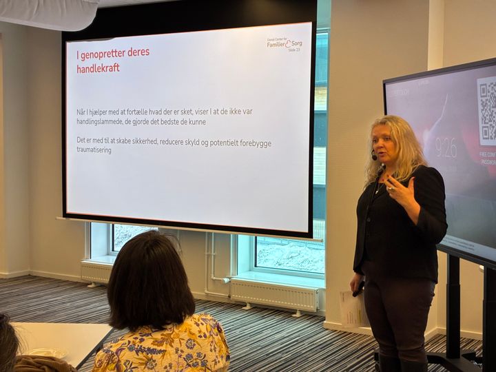 Birgitte Sofia Horsten, direktør i Dansk Center for Familier & Sorg, ved workshop om sorg på arbejdspladsen hos Kommuneqarfik Sermersooq.