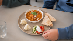 Daal med pitabrød og gnavegrønt på menuen