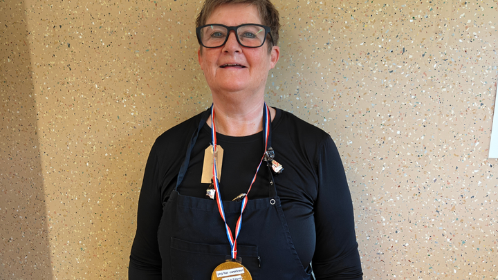 Da en gruppe børn skulle videre i skole, sagde en familie tak med guldmedaljer til personalet i Lærkereden. Heidi var en af dem, der blev rørt af gestussen.