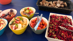 Frokosten består ofte af en lun ret, såsom Boller i karry og tilbehør samt frugt og grønt.