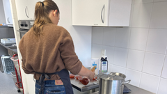 I køkkenet klargører køkkenansvarlige Viola dagens mad.
