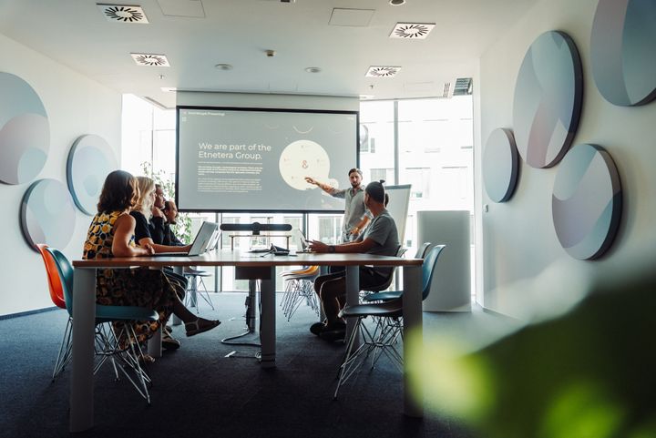 Etneteras hovedkvarter ligger i hjertet af Prag, mens de i Danmark har oprettet et kontor hos Copenhagen Fintech i København.