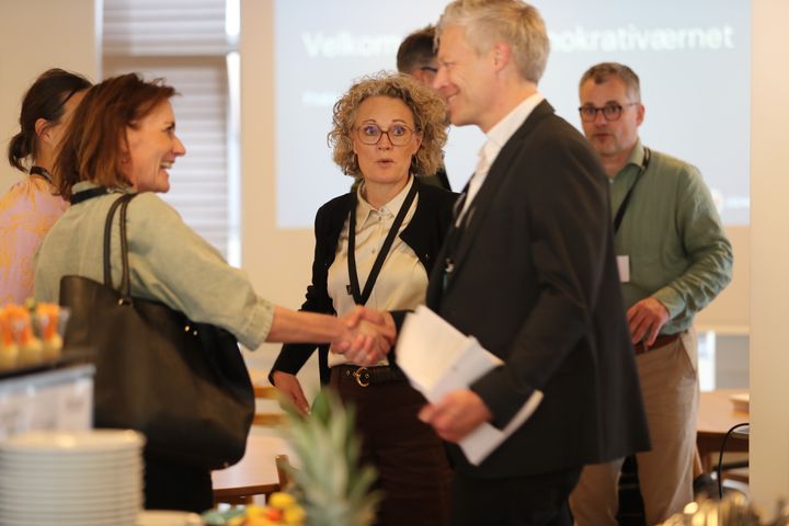 Etableringsmøde i Demokrativærnet d. 5. maj 2026. Inga Vind, TV2 Øst hilser på Demokrativærnets direktør John Meinert Jacobsen.