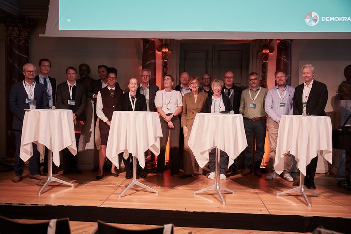 Fra venstre: Tony Bech Dansk Erhverv, Andrew Hjuler Crichton Advokatsamfundet, Michael Bang Petersen Magtudredningen 2.0, Claus Krogh Lidl DK, Nina Palesa Bonde Justitia, Louise Juul Jensen DUF, Ulrik Haagerup Constructive Institute, Inga Vind TV2 Østjylland, Søren Kryhlmand Dansk Industri, Annette Hjuler Kjær vicedirektør Demokrativærnet, David Hoppman Magtudredninge 2.0, Hanne Danielsen Siu-Tsiu og bestyrelse Demokrativærnet, Sten Tiedemann Folkeuniversitetet Aarhus, Peter Bendix Pedersen Friskolerne, Morten Mandøe KL, John Meinert Jacobsen direktør Demokrativærnet.