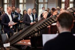 Fællessang i Nationalmuseets festsal ved Demokrativærnets konference 3. september 2026