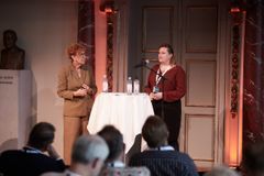 Fra venstre: Annette Hjuler Kjær, vicedirektør for Demokrativærnet og Rikke Ramm Eberlein, Head of CSR Lidl DK.