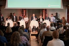 Demokrativærnets etableringskomité live session på demokratikonferencen den 3. september 2026. Fra venstre: Michael Bang Petersen Magtudredninge 2.0, Louise Juul Jensen DUF, Claus Krogh Lidl DK, Ulrik Haagerup Constructive Institute, Inga Vind TV2 Østjylland, Søren Kryhlmand, viceadm. direktør Dansk Industri, Hanne Danielsen Siu-Tsiu og bestyrelsesmedlem Demokrativærnet, David Hopmann Magtudredningen 2.0, Morten Mandøe Cheføkonom KL.