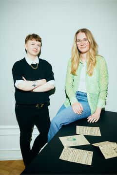 To mennesker står ved siden af hinanden. Til venstre stifter af Generation Hope, Stella René, med sort tøj på og kort hår. Til højre står stifter af Generation Hope, Nanna Vedel-Hertz, med grøn skjorte, hvid t-shirt og jeans med langt hår. De to stiftere har brugt de sidste tre år på at etablere foreningen Generation Hope og har nu fået 4,65 millioner kr. i støtte fra Nordea-fonden til projektet ‘Håb i Demokratiet’