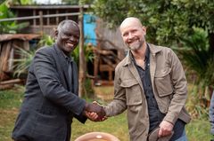 Lars Aaen Thøgersen og James Muthura, formand for Mung'aria Cooperative i Nyeri, Kenya