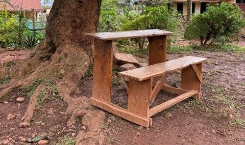 Tomt skrivebord i skolegård