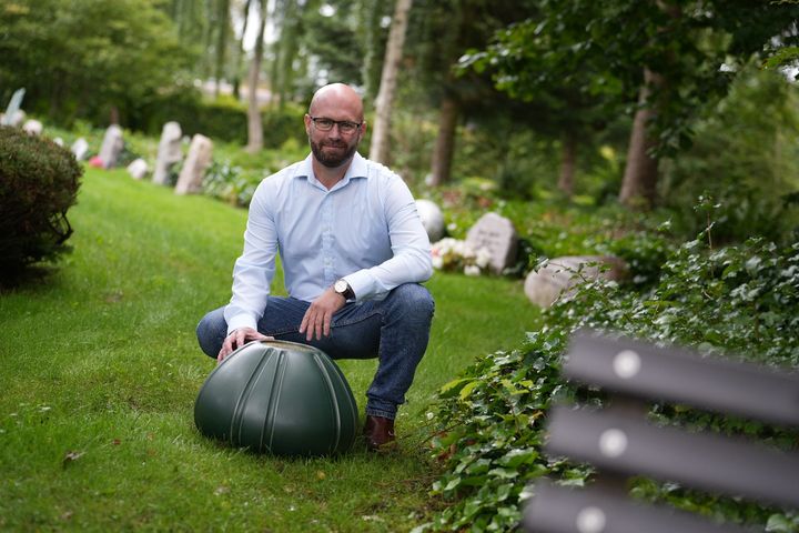 Nikolaj Tymm-Andersen med keramikstenen 'Sea urchin' fra Timestone.