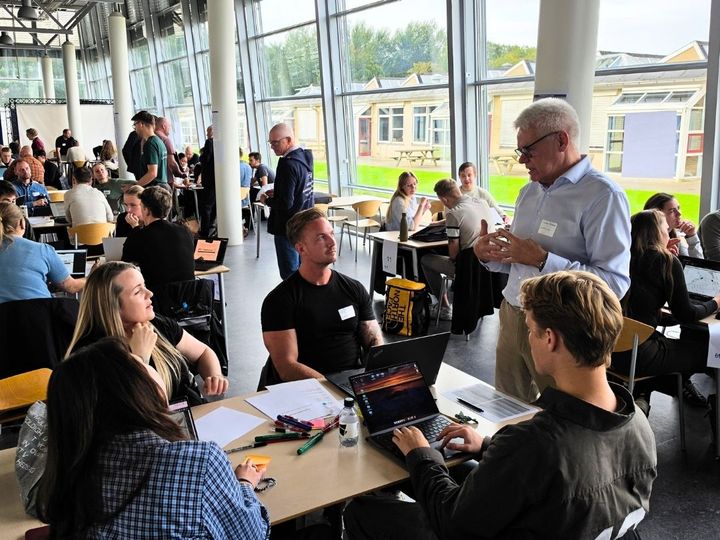 Case Competition foregår i grupper på tværs af uddannelser