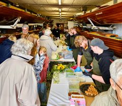 I Roklubben på Grenaa Havn inviterede de unge ind på hjemmelavet mad.