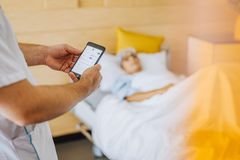 Danske patienter og plejepersonale får nu adgang til topsikker schweizisk teknologi, når QUMEA integerer sin intelligente sensor-teknologi med Systematics kliniske sundheds software. Foto: QUMEA