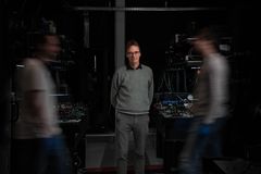 Peter Lodahl, stifter og adm. direktør i Sparrow Quantum, står i virksomhedens laboratorium.