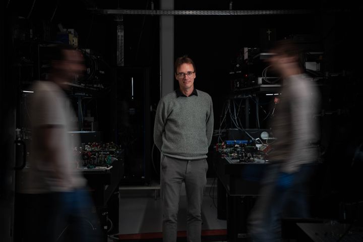 Peter Lodahl, stifter og adm. direktør i Sparrow Quantum, står i virksomhedens laboratorium.