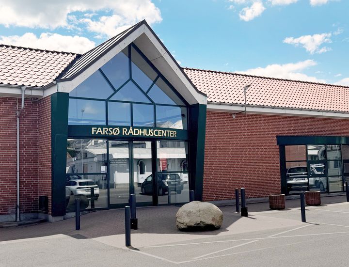 Indgangen til Farsø Rådhuscenter med glasparti og tegltag.
