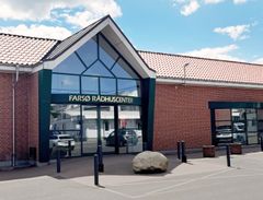 Farsø Rådhuscenters indgang med glasfacade og skilt.