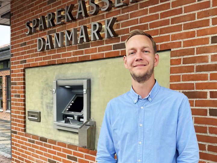 Mads Hummelshøj Pedersen står foran Sparekassen Danmark.