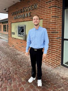 Mads Hummelshøj Pedersen foran Sparekassen Danmark.